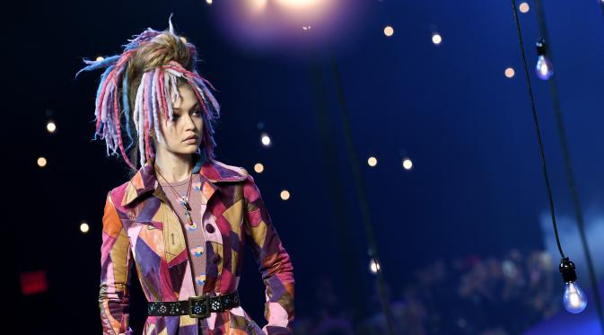 Model cantik Gigi Hadid mengenakan busana rancangan terbaru Marc Jacobs untuk koleksi spring 2017 pada gelaran New York Fashion Week di New York, Kamis (15/9). Gigi mengubah penampilannya dengan wig mirip rambut gimbal berwarna-warni. (Angela WEISS/AFP)
