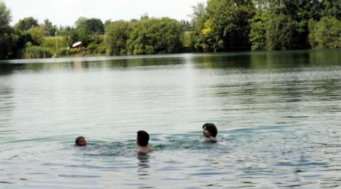 Ilustrasi berenang di danau Kaisersee. Berenang tanpa sehelai benangpun bisa mengandung risiko bahaya. Ada bermacam-macam bahaya, misalnya tusukan mata pancing. (Sumber Anne Wall via Augsburger Allgemeine)