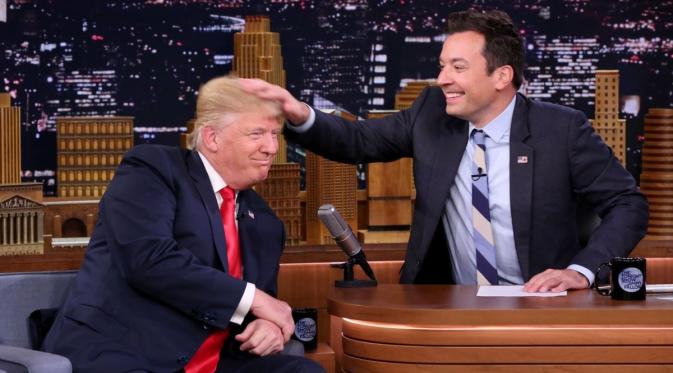 Jimmy Fallon acak-acak rambut Donald Trump