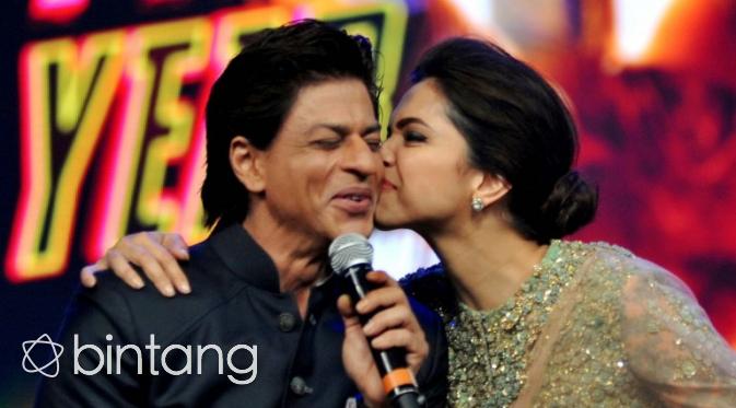 Shahrukh Khan meledek Deepika Padukone yaang kehilangan suaranya. (AFP/Bintang.com)
