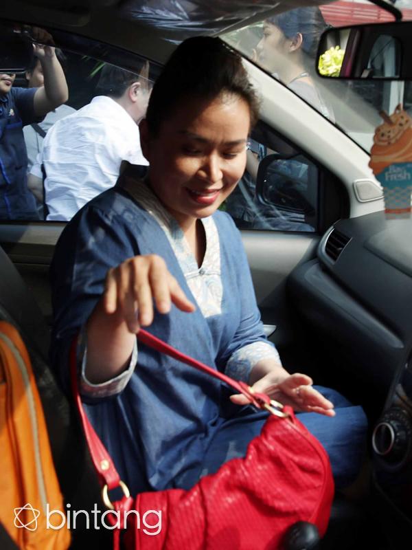 Istri Mario Teguh melaporkan pemilik akun L dan H ke Polisi. Akibat berita yang disebarkan oleh pemilik akun tersebut, Linna Teguh mengakui rugi hingga miliaran rupiah. Selain itu anaknya stress hingga dirawat di Rumah Sakit. (Deki Prayoga/Bintang.com)