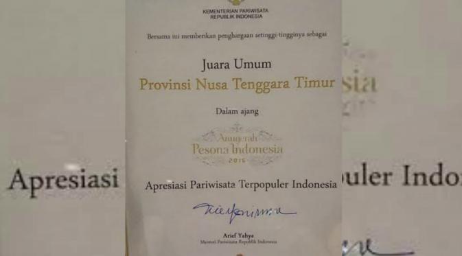 Piagam Penghargaan NTT menjadi juara umum Anugerah Pesona Indonesia 2016. (Liputan6.com/Ola Keda)