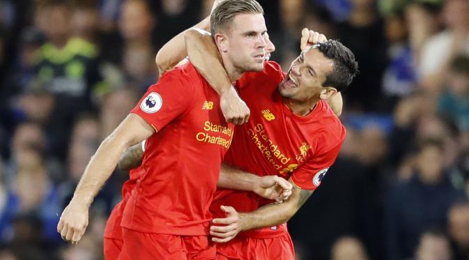 Jordan Henderson (kiri) dirangkum Dejan Lovren usai cetak gol (AP Photo/Frank Augstein)