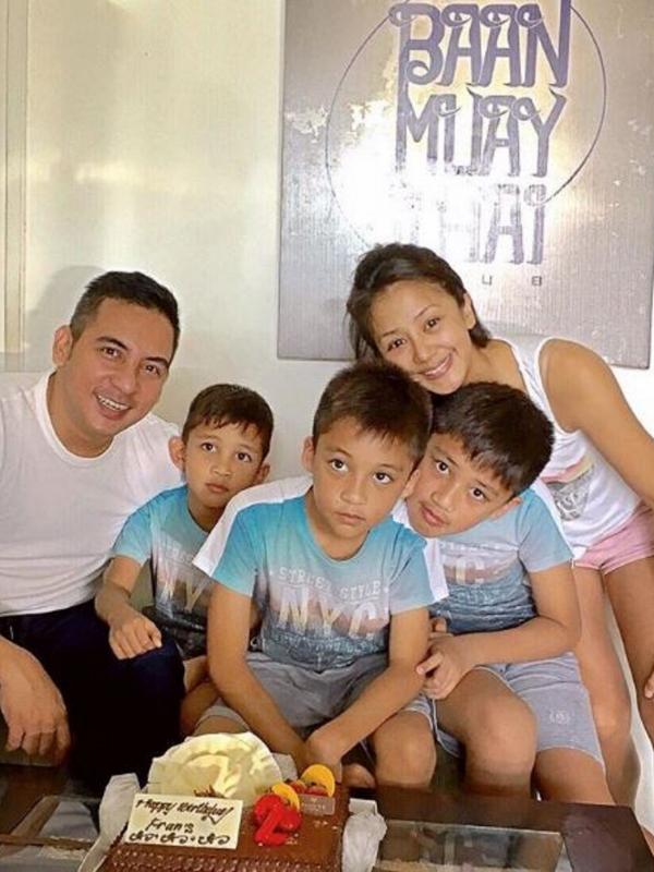 Frans Mohede dan Amara bersama ketiga putranya (Instagram/@amaranggana)