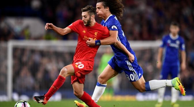 Pemain Chelsea, David Luiz (kanan), berusaha menghentikan pergerakan pemain Liverpool, Adam Lallana, pada laga Premier League di Stamford Bridge, London, Sabtu (17/9/2016) dini hari WIB. (Reuters/Dylan Martinez)