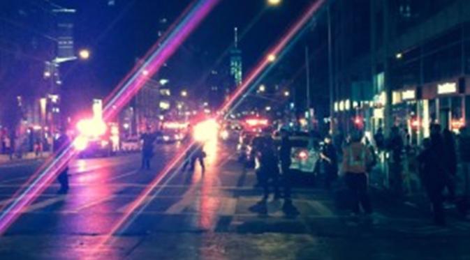 Mobil pemadan kebakaran dan ambulans terlihat di area ledakan di Chelsea, Manhattan, New York, Minggu (17/9). (CNN)