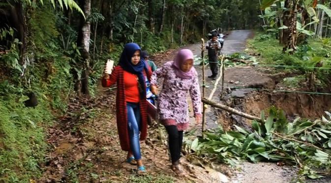 Longsor menerjang Kecamatan Subang, Kabupaten Kuningan, Jawa Barat. (Liputan6.com/Panji Prayitno)