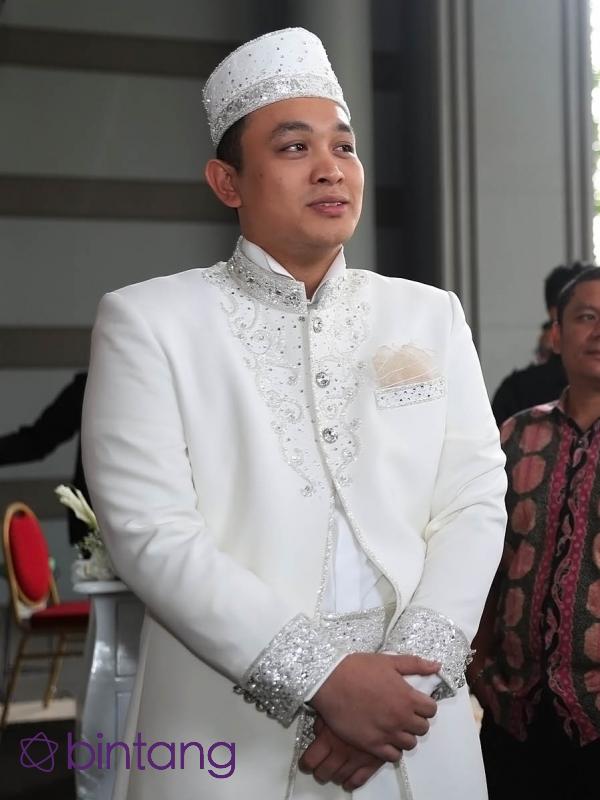 Gilang Dirga sebelum proses pernikahannya yang dilangsungkan di Balai Samudra, Jakarta Utara, Minggu (18/9/2016). (Bambang E. Ros/Bintang.com)