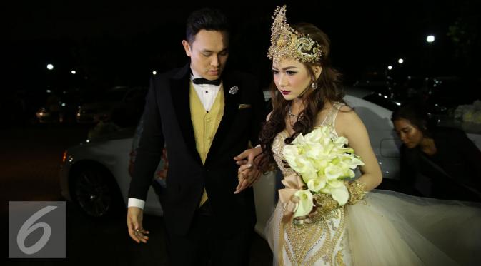 Gilang Dirga dan Adiezty Fersa telah resmi menjadi suami-istri. Pernikahan Gilang dan Adiezty berlangsung di Gedung Samudra, Kelapa Gading, Jakarta Utara, Minggu (18/9/2016) malam. (Herman Zakharia/Liputan6.com)