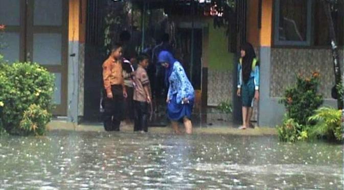 Banjir menggenangi jalanan, sekolah, perkantoran hingga RSUD Brebes, Jawa Tengah. (Liputan6.com/Fajar Eko Nugroho)