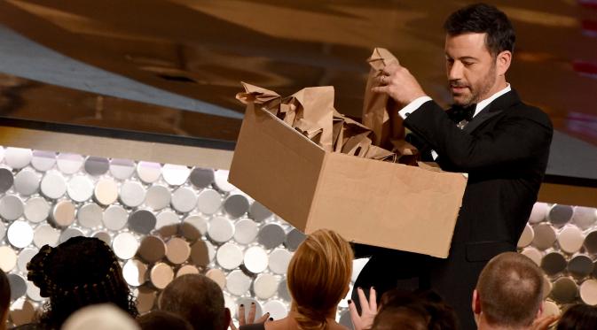 Pemandu acara Emmy Awards Jimmy Kimmel membagi-bagikan sandwich selama penghargaan Emmy Awards 2016, di Los Angeles, Minggu (18/9). Jimmy Kimmel bekerjasama dengan sang ibu membagikan 7.000 sandwich selai isi kacang kepada para hadirin. (AFP PHOTO/Valerie MACON)