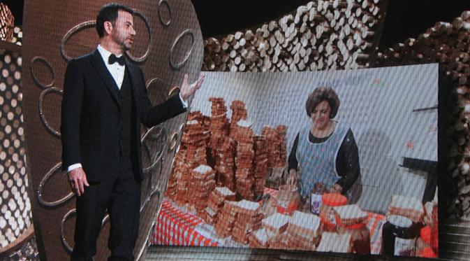 Host Jimmy Kimmel menyaksikan video saat ibunya, Joann Iacono, membuat 7.000 sandwich selai isi kacang untuk dibagikan kepada para hadirin selama penghargaan Emmy Awards 2016, di Los Angeles, Minggu (18/9). (Kevin Winter/Getty Images NORTH AMERICA/AFP)