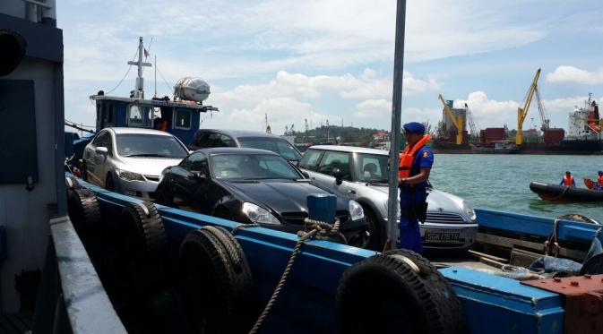 Mobil-mobil mewah bekas asal Singapura masuk ke Batam lewat pelabuhan tikus. (Liputan6.com/Ajang Nurdin)