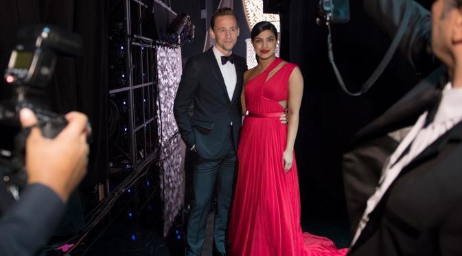 Tom Hiddleston dipasangkan dengan Priyanka Chopra di ajang penghargaan Emmy Awards 2016, dan keduanya sangat mesra.