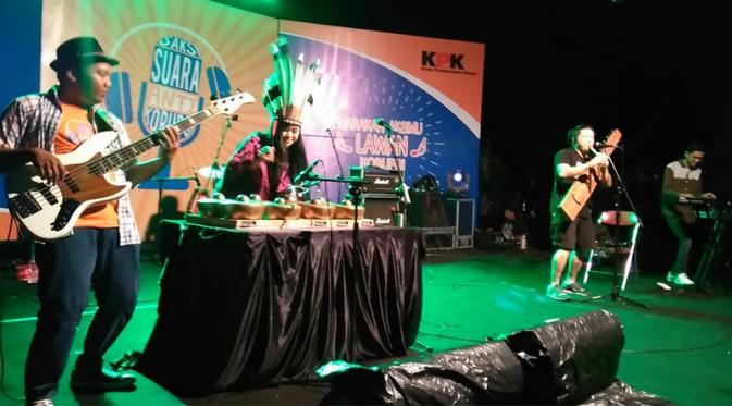 Salah satu band menunjukkan kemampuannya dalam Festival Lagu Suara Antikorupsi di Yogyakarta, Minggu (18/9/2016). (Godham Perdana/Liputan6.com)