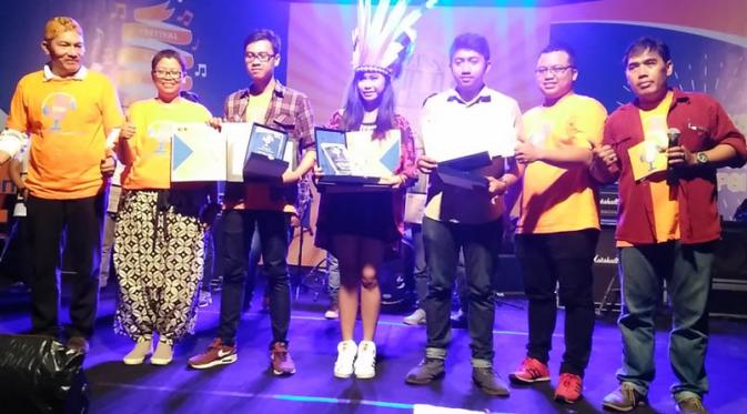 Sejumlah pemenang di acara Festival Lagu Suara Antikorupsi berpose bersama Wakil Ketua KPK Saut Sitimorang dan juri Erwin Prasetya. (Godham Perdana/Liputan6.com)