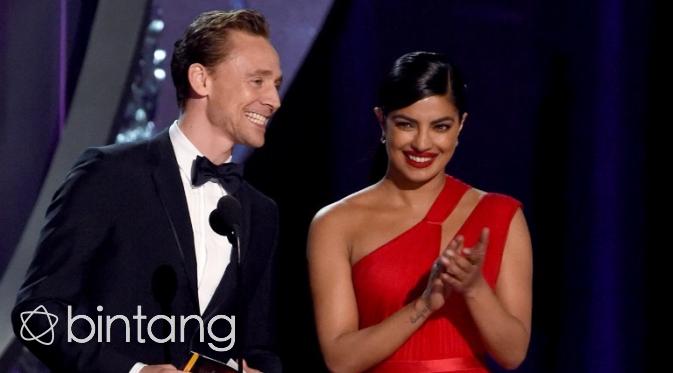 Tom Hiddleston dan Priyanka dekat sejak gelaran Emmy Awards. (AFP/Bintang.com)
