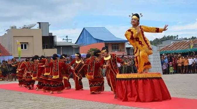 Menko Kemaritiman, Luhut Panjaitan dan Menkumham Yasonna Laoly hadir di pembukaan Pesta Ya'ahowu Nias.