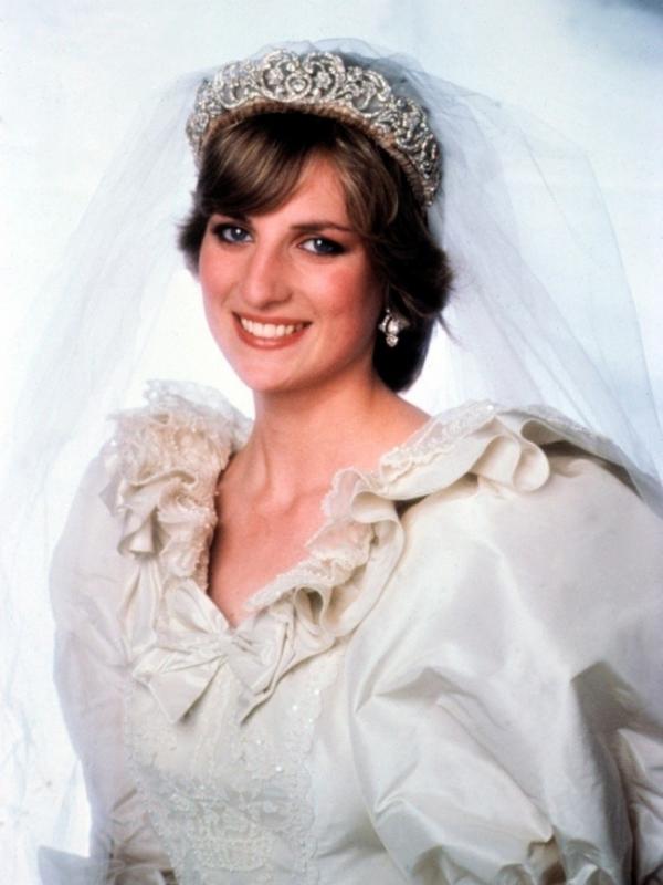 Gaun Pengantin Diana, Princess of Wales. Sumber : brightside.me.