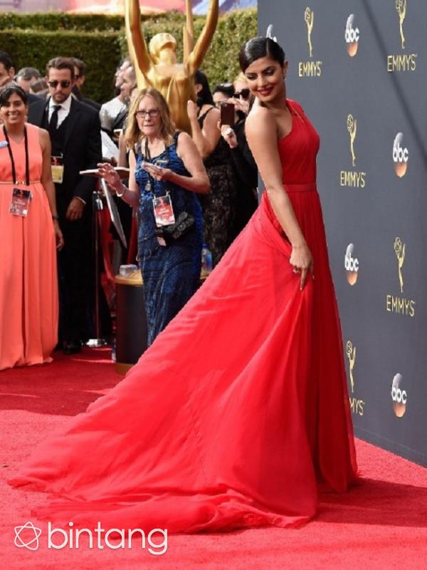 Priyanka Chopra saat menghadiri Emmy Awards. (AFP/Bintang.com)