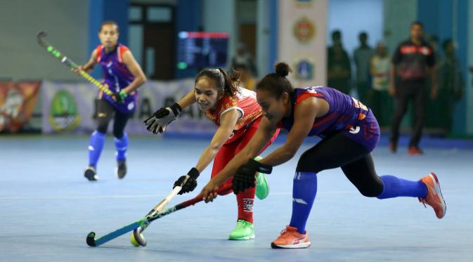 Laga seru terampar saat tim hoki DKI berhadapan dengan Papua di final cabor hoki indoor putri, Senin (19/9/2016)