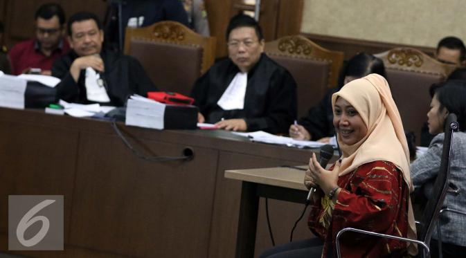Ahli Hukum Pidana dan Kriminolog UI, Eva Achjani Zulfa (kanan) saat memberi kesaksian dalam sidang ke-22, kasus kematian Mirna Wayan Salihin di Pengadilan Negeri Jakarta Pusat, Jakarta, Senin (19/9). (Liputan6.com/Helmi Afandi)