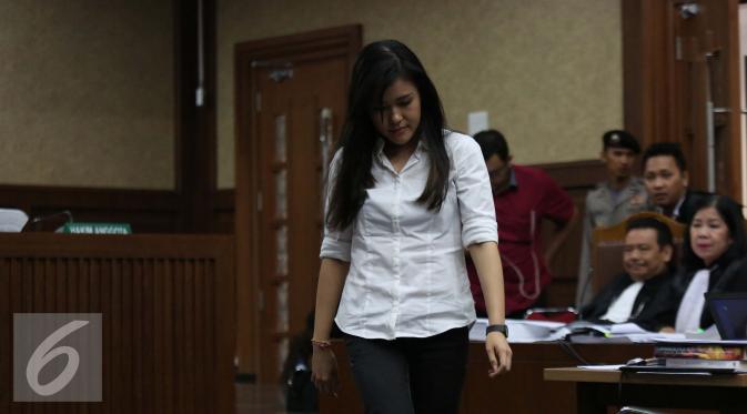 Jessica Kumala Wongso berjalan menuju kursi saat sidang ke-22, kasus kematian Mirna Wayan Salihin di Pengadilan Negeri Jakarta Pusat, Jakarta, Senin (19/9). (Liputan6.com/Helmi Afandi)