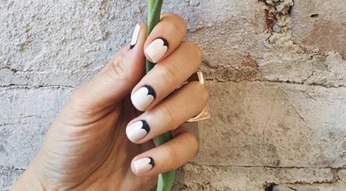 Nggak lebay, nail art minimalis ini mampu buat kuku kamu manis. (via: Purewow.com)