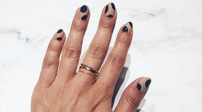 Nggak lebay, nail art minimalis ini mampu buat kuku kamu manis.(via: Purewow.com)