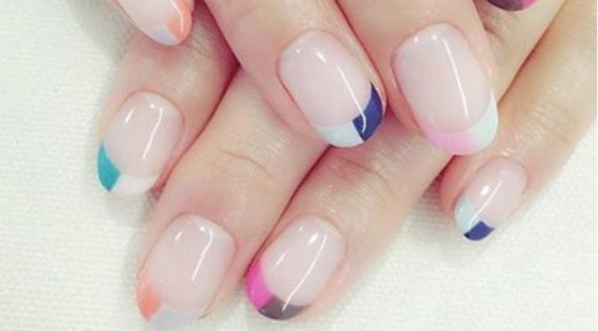 Nggak lebay, nail art minimalis ini mampu buat kuku kamu manis.(via: Purewow.com)