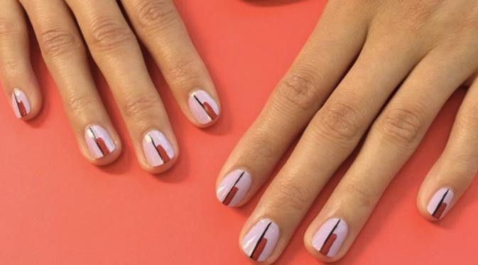 Nggak lebay, nail art minimalis ini mampu buat kuku kamu manis.(via: Purewow.com)