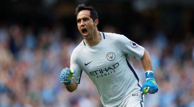 Claudio Bravo datang ke ManCity dengan menyingkirkan Joe Hart (Reuters/Carl Recine)