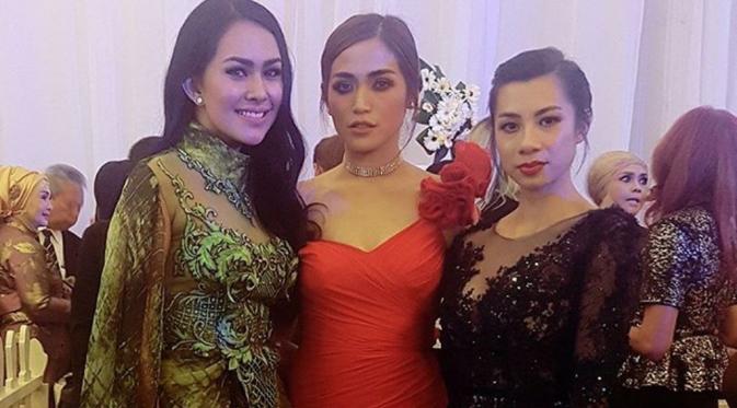 Kartika Putri bersama Jessica Iskandar dan Jennifer Bachdim di pernikahan Gilang Dirga [foto: instagram]