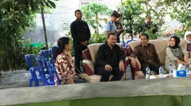 Presiden Jokowi dan Ibu Iriana datang menyampaikan ungkapan duka atas kepergian ayahanda Cak Lontong. (Twitter/YPorong)