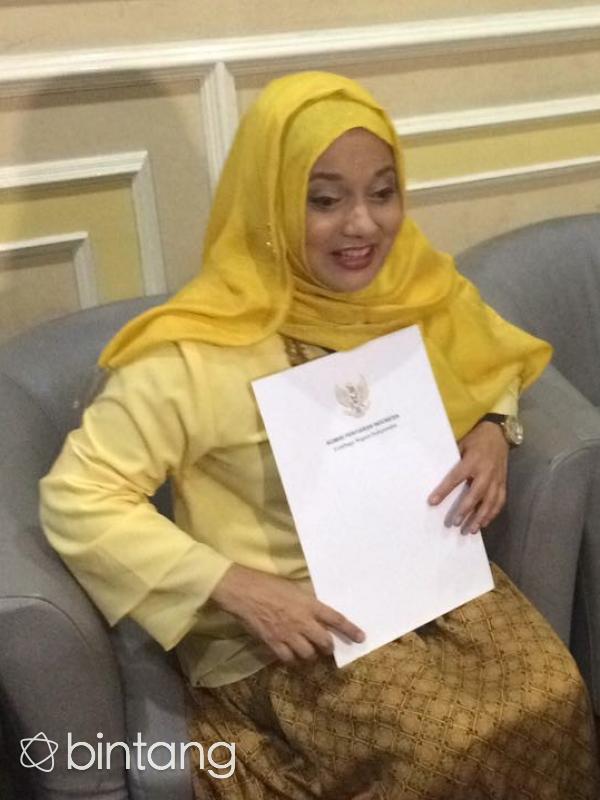Marissa Haque saat mendatangi kantor KPI untuk mengadukan Feni Rose. (Rivan Yusristiawan/Bintang.com)