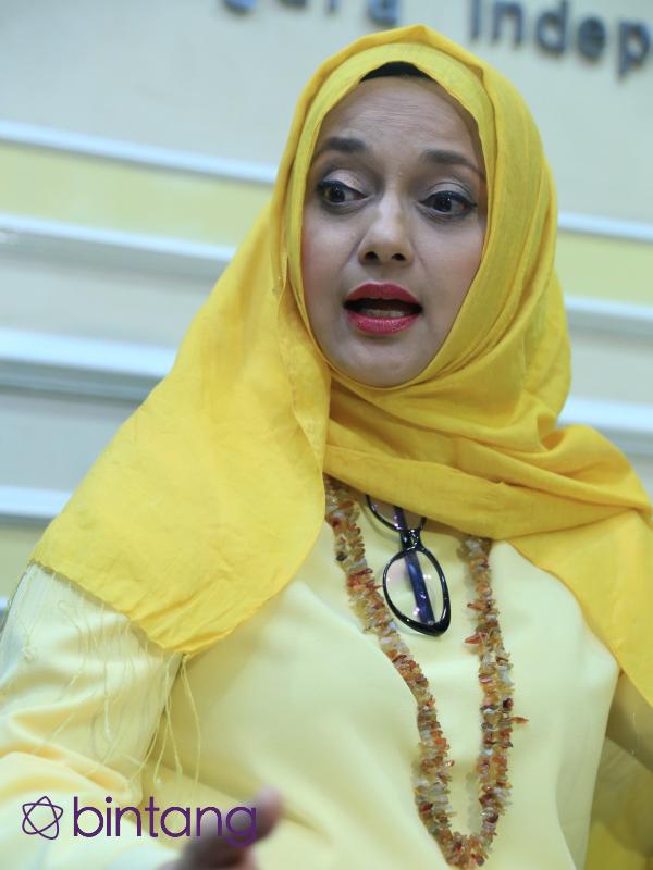 "Saya mau lihat dari mulut dia minta maaf atau tidak kalau tidak kita pikirkan nanti apa," kata Marissa Haque di kantor KPI. (Adrian Putra/Bintang.com)