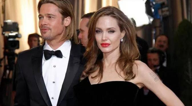Setelah hanya kabar simpang siur, Angelina Jolie resmi menggugat cerai Brad Pitt.