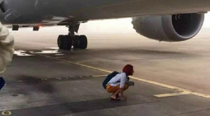 Sang istri berjongkok untuk mencegah pesawat lepas landas (WeChat)