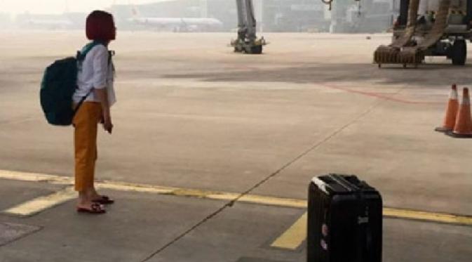 Keberangkatan pesawat pun tertunda hingga 20 menit akibat aksi nekat pasangan itu (WeChat)