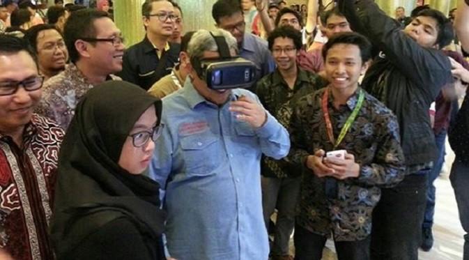 Gubernur Jawa Barat Ahmad Heryawan sedang menjajal virtual reality buatan Telkom di Media Center Utama, Trans Luxury Hotel, Bandung, baru-baru ini.