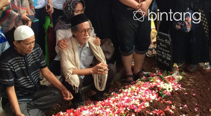 Pemakaman almarhumah Shinta Muin di TPU Karet Bivak, Jakarta Selatan. (Rivan Yuristiawan/Bintang.com)