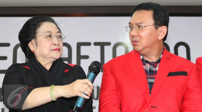 Ketum PDIP Megawati Soekarnoputri dan Basuki Tjahaja Purnama (Ahok) memberi keterangan usai mendaftar maju pada Pilkada DKI Jakarta 2017, di KPUD DKI Jakarta, Rabu (21/9). Ahok tampak mengenakan jas merah tanpa logo PDIP. (Liputan6.com/Immanuel Antonius)