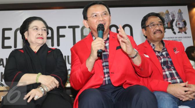 Basuki  Tjahaja Purnama (Ahok) didampingi Djarot Saiful Hidayat dan Ketum PDIP Megawati Soekarnoputri memberi keterangan usai resmi mendaftar maju pada Pilkada DKI Jakarta 2017, di KPUD DKI Jakarta, Rabu (21/9). (Liputan6.com/Immanuel Antonius)