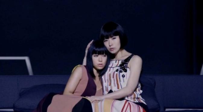 Utada Hikaru dan Shiina Ringo di videoklip 