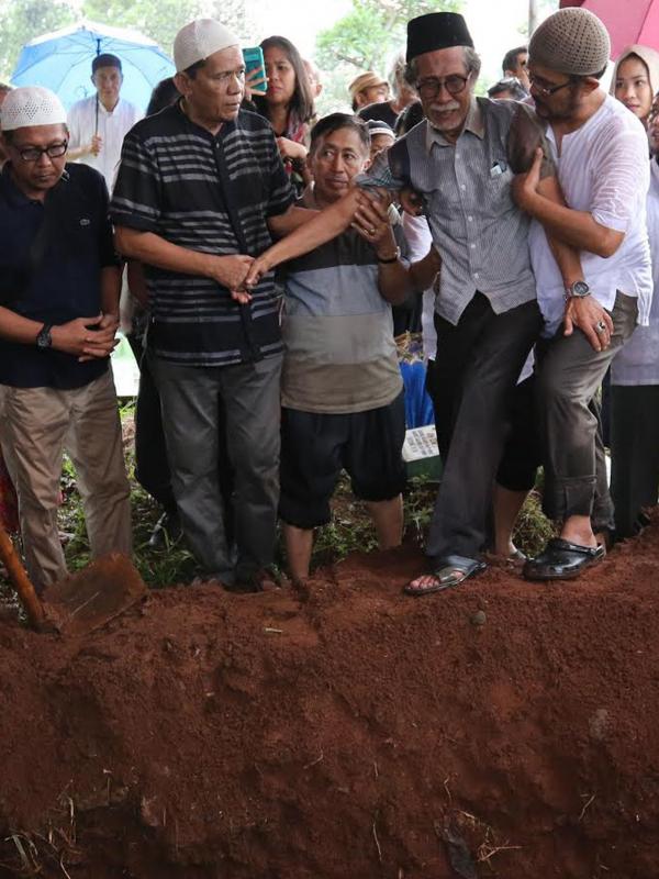 Suami aktris senior Shinta Muin, Abdul Muin Ahmad menangis jelang pemakaman di Taman Pemakaman Umum Karet Bivak, Jakarta, Rabu (21/9). Aktris senior Shinta Muin meninggal dunia di usia 68 tahun. (Liputan6.com/Herman Zakharia)