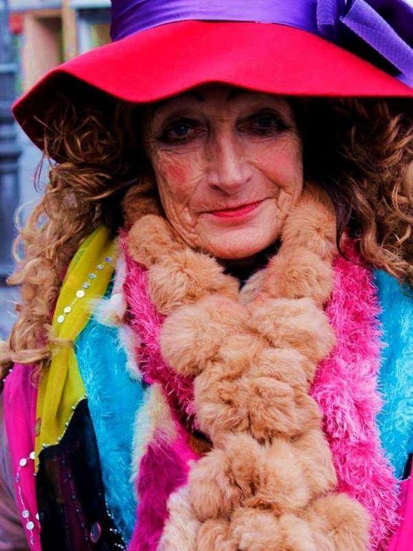 Nenek 80 tahun ini mengemis di jalan dengan menggunakan style yang nyentrik. (via: Boredpanda.com)