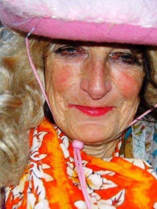 Nenek 80 tahun ini mengemis di jalan dengan menggunakan style yang nyentrik. (via: Boredpanda.com)