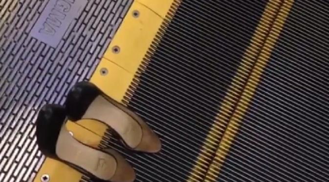 High Heels Nikita Mirzani yang tersangkut di Eskalator (Source: Instagram)