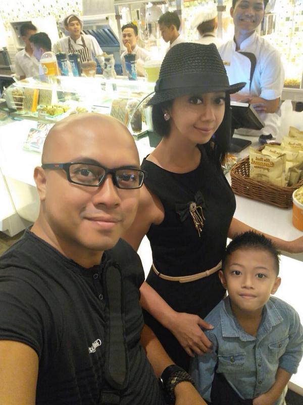 Asri Welas bersama suami dan anaknya, Ibam [foto: instagram]