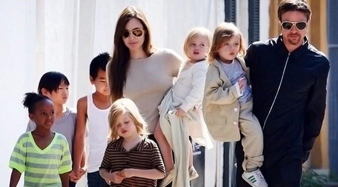 Tak hanya anak-anak mereka, Angelina Jolie dan Brad Pitt juga mengikuti konseling.